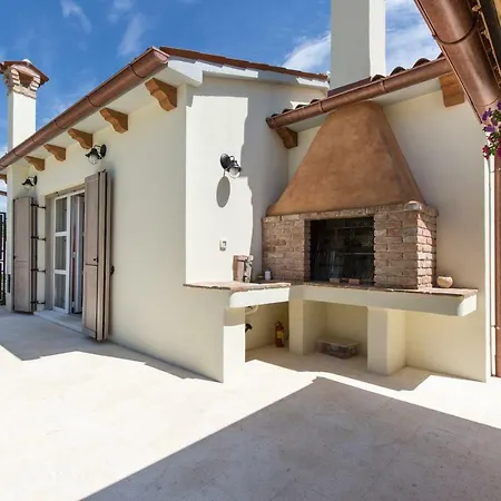 Country house Small Old House Nedescina