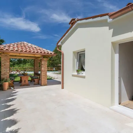Small Old House Nedescina