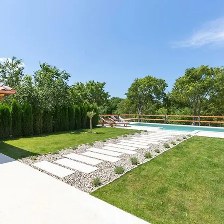 Small Old House カントリーハウス Nedeščina