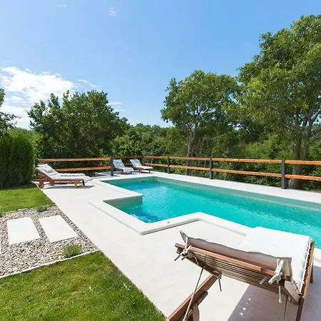 Small Old House Country house Nedescina