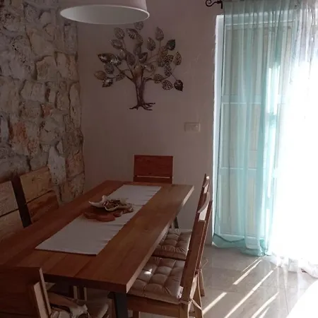 Small Old House * Nedeščina