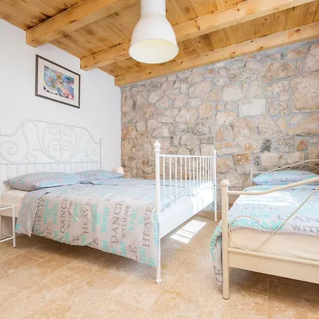 Country house Small Old House Nedescina