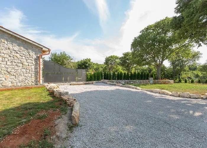 Seoska kuća Small Old House Nedescina